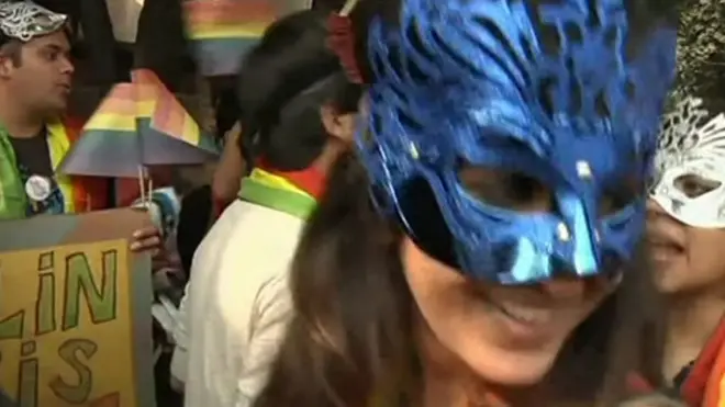 انڈیا کی سپریم کورٹ نے ہم جنس پرستی کے قانون پر از سرِ نو غور کرنے کا فیصلہ کیا ہے