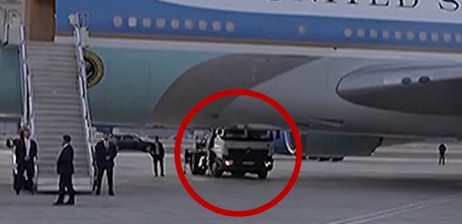 Trump'ın Ankara'da uçağa bindikten sonra gizlice başka bir uçağa geçiş yaptığı yemek servisi kamyonu kırmızı yuvarlak içinde