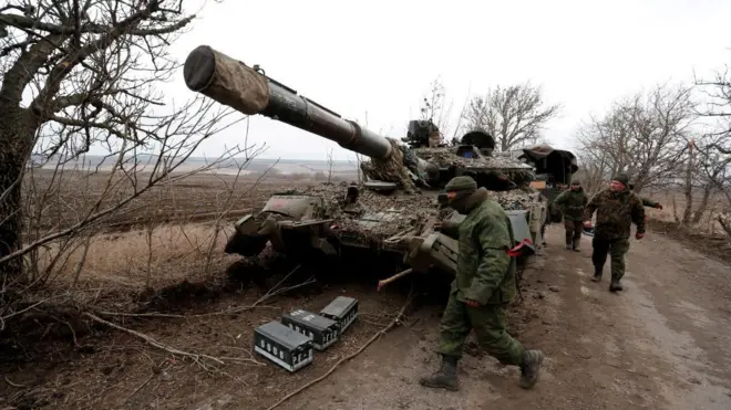 Российский танк и солдаты 