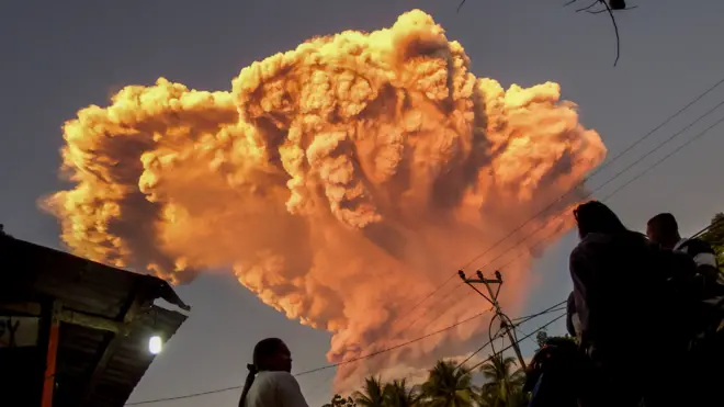 Vulkan u Indoneziji izbacuje pepeo više od 11 kilometara u nebo