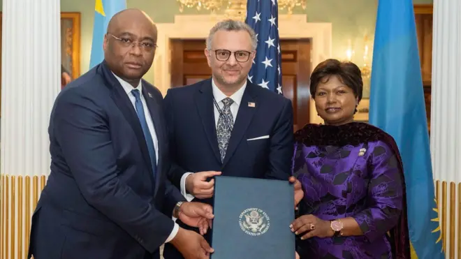 Abahagarariye DR Congo (ibumoso) n'u Rwanda (iburyo) iruhande rwa Massad Boulos mu kugaragaza ko hari amasezerano y'ibanze yagezweho