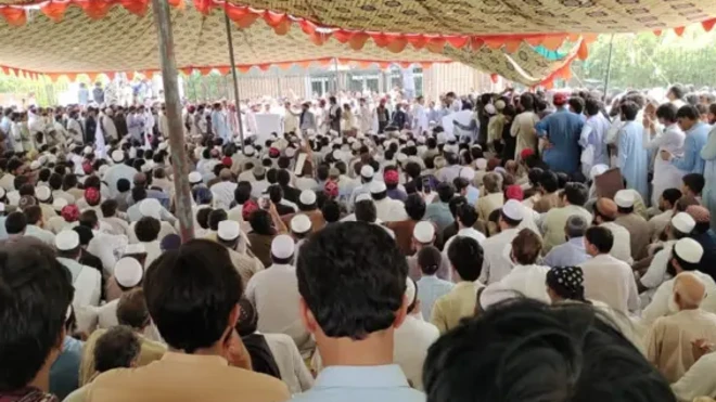 د بنو لاریونیانو خپل احتجاجي لاریون په احتجاجي پرلت بدل کړی.