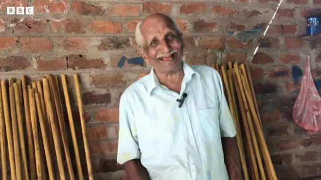 '80 ට ආසන්නයි. ඒත් මට 18 තරුණ කොල්ලෙක් කරන වැඩ කරන්න පුළුවන්.'