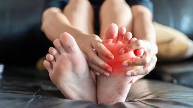 शरीरातील युरिक ॲसिड वाढल्यामुळे सांधेदुखी होते? हे आहेत उपाय