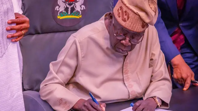 Aarẹ Tinubu n tọwọ bọwe kan 