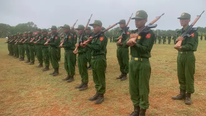 “ပြည်သူ့စစ်မှုထမ်းဥပဒေ” အရ စစ်သင်တန်းတက်နေကြသူများ