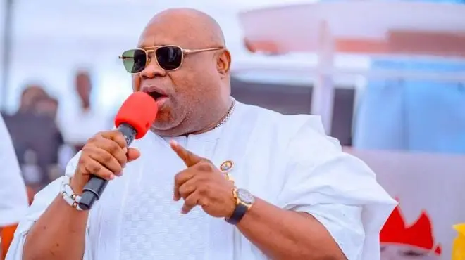 Gomina Ademola Adeleke lo mu ẹrọ gbohungbohun dani, o si n sọrọ pẹlu igo dudu loju rẹ