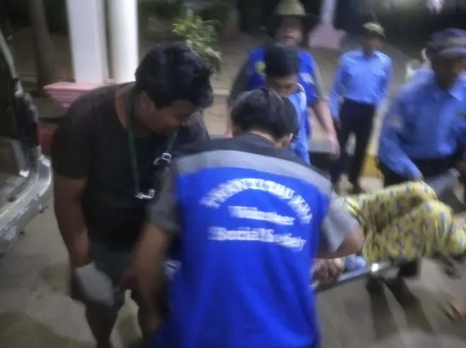 ဓားထိုးခံရပြီးနောက် ထိခိုက်ဒဏ်ရာရသူတွေကို လူမှုကူညီရေးအဖွဲ့တွေက ဆေးရုံပို့ခဲ့ပါတယ်