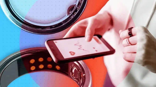 Ifoto igaragaza porogaramu ya Fitness Tracker muri telefone. Umuntu ayifashe mu kiganza.