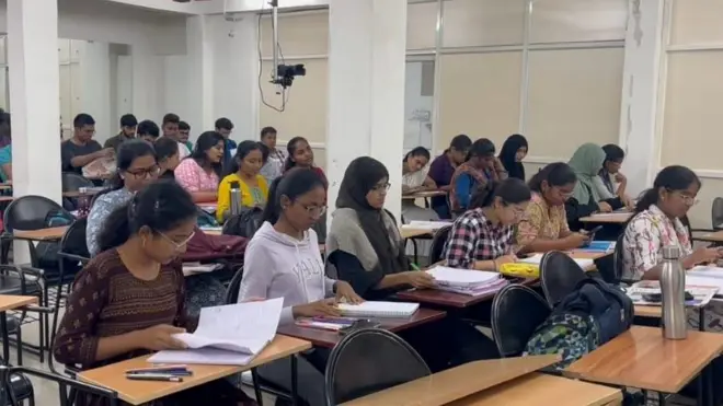 కోచింగ్ సెంటర్ విద్యార్థులు 