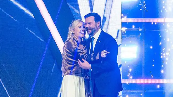 Вдова Чарли Кирка Эрика и вице-президент США Джей Ди Вэнс на мегашоу AmFest