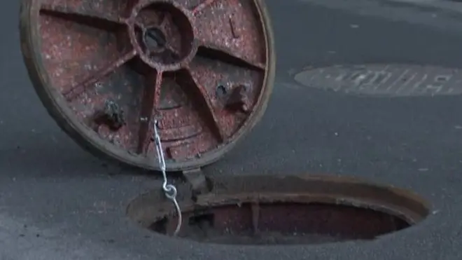 چوروں نے گٹر کے چالیس سینی میٹر پائپ سے گھس کر بینک تک پہنچنے کے لیےسرنگ بنائی