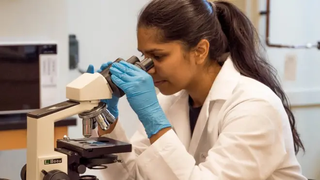 жінка науковець