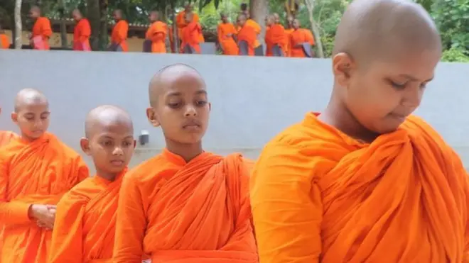 හොරණ, දෙකඳුවෙල භික්ෂුණී පුහුණු පිරිවෙනේ අධ්යපානය හදාරන භික්ෂුණීන් වහන්සේ