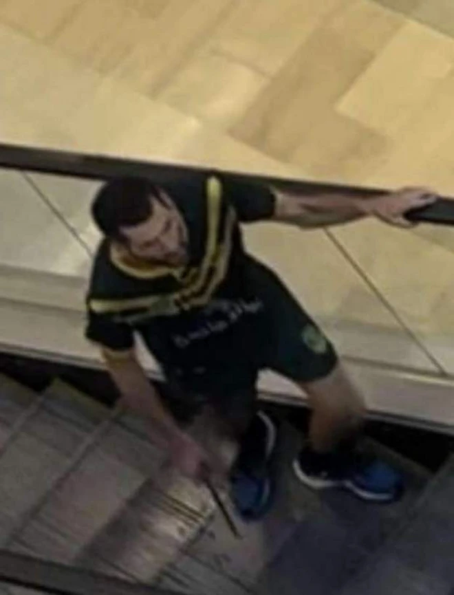 المشتبه به يتجول في مركز التسوق في سيدني قبل الحادث