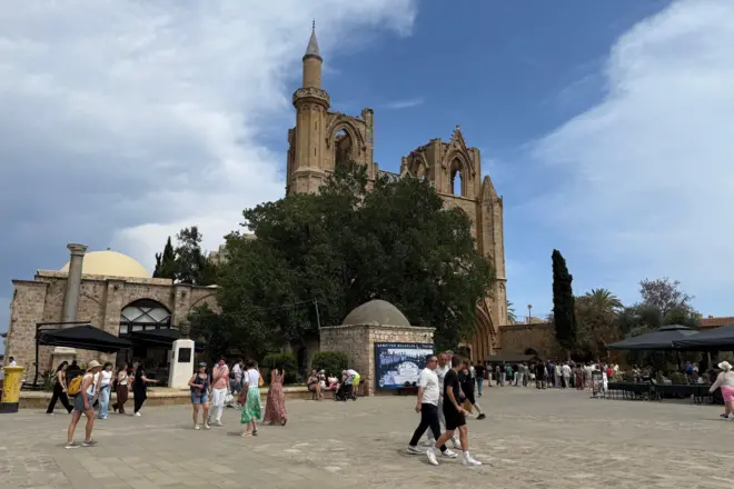 1328'de katedral olarak açılan ve 1571'de Osmanlı Devleti tarafından camiye çevrilen Gazimağusa'da Lala Mustafa Paşa Camii, orijinal ismi Aziz Nikolas Katedrali, KKTC'nin en büyük iki camisinden biri.