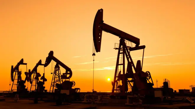 دستگاههای حفاری نفت در غروب آفتاب