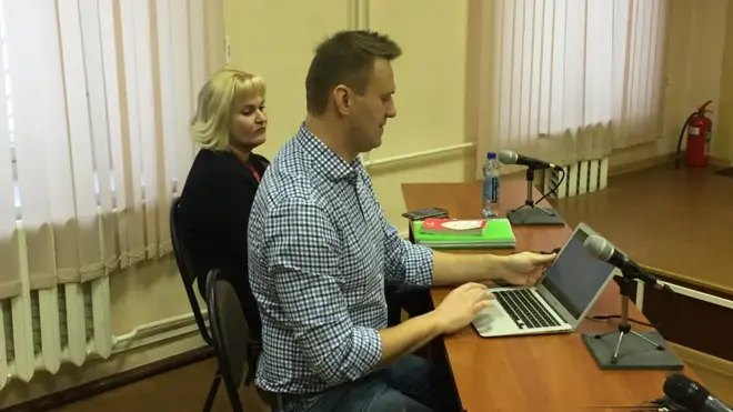 Навальный утверждает, что приехал в суд самостоятельно