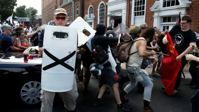 ผู้นำสหรัฐฯ กล่าวประณามเหตุปะทะที่เมืองชาร์ล็อตส์วิลล์ว่าเกิดจากความรุนแรงของ "หลายฝ่าย"