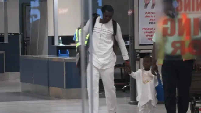 Ethan Suglo alipowasili katika uwanja wa ndege nchini Ghana kutoka Uingereza