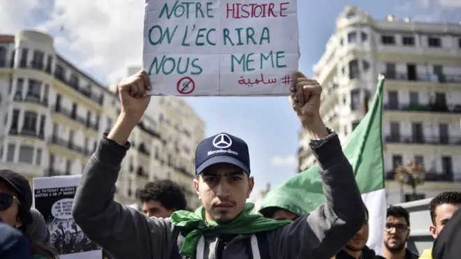 الشارع الجزائري يبدو غير قانع بما يقدمه النظام من تنازلات