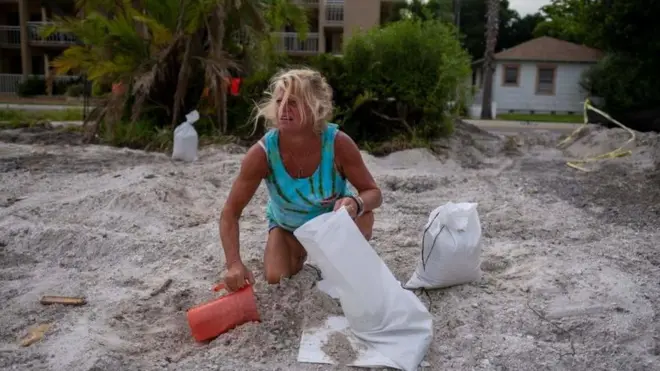 kasırgaya hazırlık yapan bir kadın 