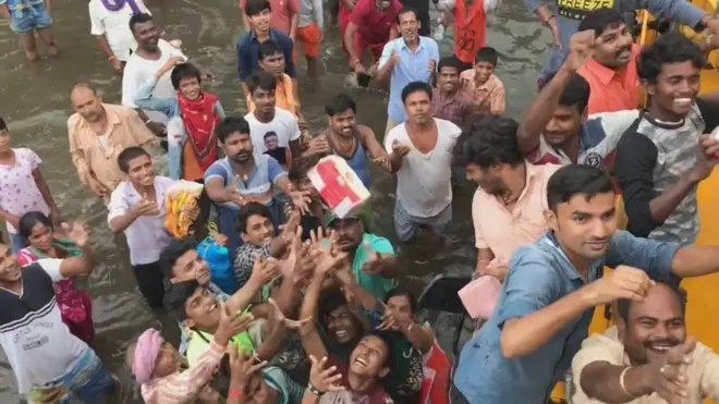 राहत सामग्री पर झपटते पीड़ित