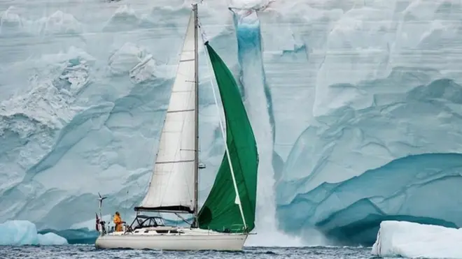 Austfonna là khối băng lớn nhất Svalbard và là một trong những tảng băng lớn nhất thế giới