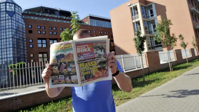 Mężczyzna czyta gazetę Blikk