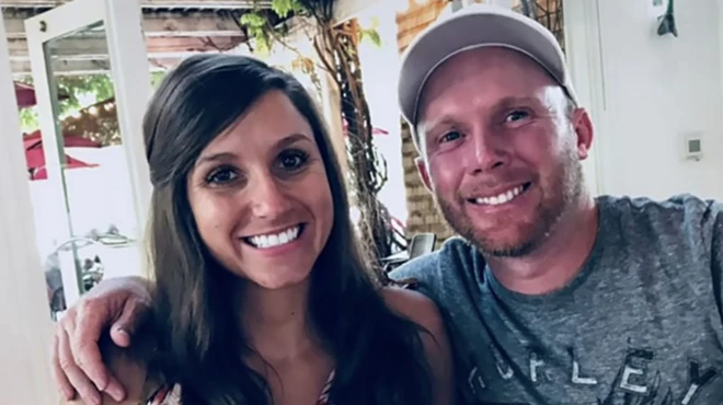 Photo du couple Richins qui affiche un sourire devant l'objectif