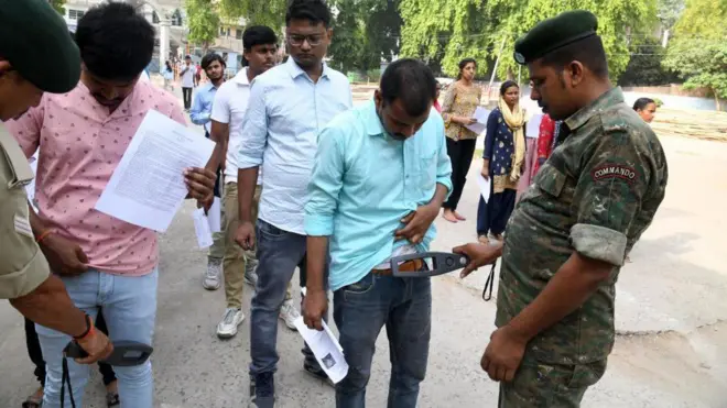 पिछले कई सालों में परीक्षाओं को सख़्त किया गया है लेकिन पेपर लीक के मामले नहीं रुक रहे हैं