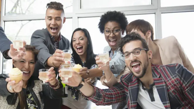 Ofiste kek yiyen çalışanlar.