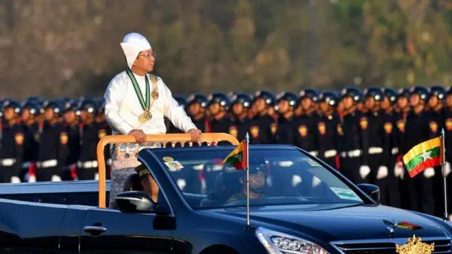 มิน อ่อง หล่าย ในพิธีสวนสนาม 