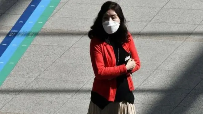 Seorang warga yang mengenakan masker sedang berjalan di sebuah stasiun di Korea Selatan, 4 Maret 2020.