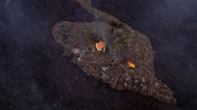 منزل تحيط بيه النيران على جزيرة