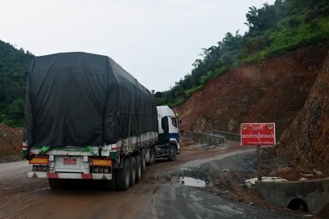 ၂၀၂၃ ခုနှစ်တုန်းက ကော့ကရိတ်မြို့အနီး အာရှလမ်းမပေါ်မှာ ဖြတ်သန်းသွားလာနေတဲ့ ကုန်တင်ကားတွေ 