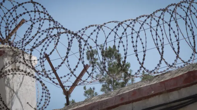 بیش از صد زن در این مرکز نگهداری می‌شوند که شماری از آنها قربانی خشونت خانگی هستند.