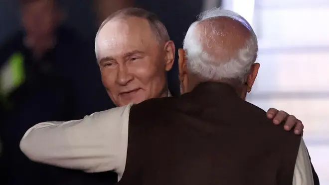 Президент Росії Володимир Путін обіймає прем’єр-міністра Індії Нарендру Моді після прильоту до Нью-Делі 4 грудня 2025 року