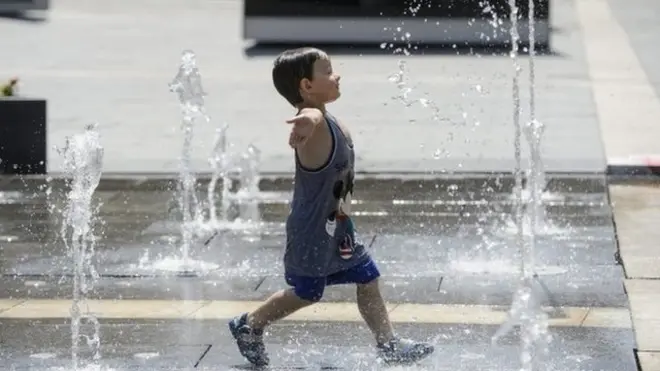 匈牙利小男孩在喷泉中寻找凉意