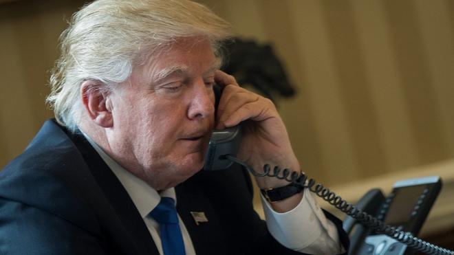 特朗普在白宫讲电话（28/1/2017）