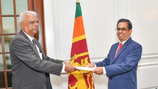 රවී සෙනෙවිරත්න මහජන ආරක්ෂක අමාත්‍යංශයේ ලේකම් තනතුරට පත් කළ අවස්ථාව