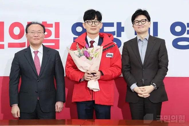 박충권 당선자 (가운데)