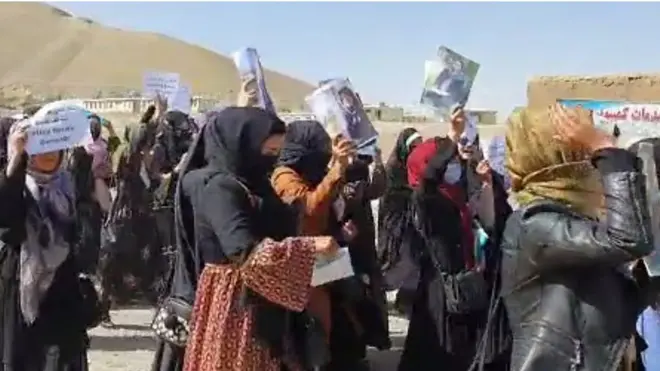 د افغانستان لوېدیځ هرات او مرکزي بامیانو ولایتونو د پوهنتونونو لسګونه نجونو زدکوونکو کابل کې پر کاج ښوونیز مرکز د برید په غبرګون کې لاریونونه کړي.