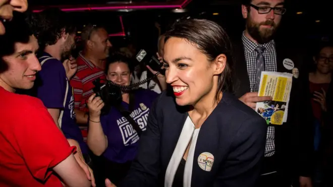 Alexandria Ocasio-Cortez, 28 tuổi, rất có khả năng trở thành người phụ nữ trẻ tuổi nhất được bầu vào Quốc hội Mỹ.