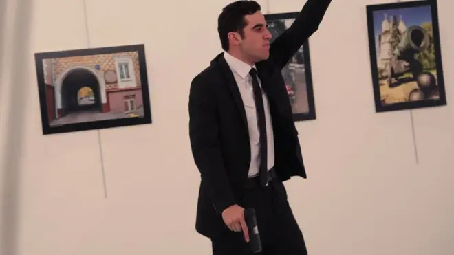 枪手穿着整齐，是22岁的土耳其防暴警察艾登塔斯