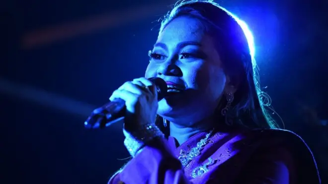 นักร้องประจำวงหมอลำลูกผสม All Thidsa ระหว่างการแสดงในเทศกาลดนตรี นับจนถึงปัจจุบันมีนักร้องหมอลำอย่างน้อย 5 คนได้รับรางวัลศิลปินแห่งชาติ สาขาศิลปะการแสดง