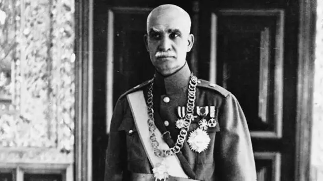 أراد رضا خان أن يعلن نفسه في البداية رئيساً على غرار الرئيس القومي العلماني لتركيا مصطفى كمال أتاتورك