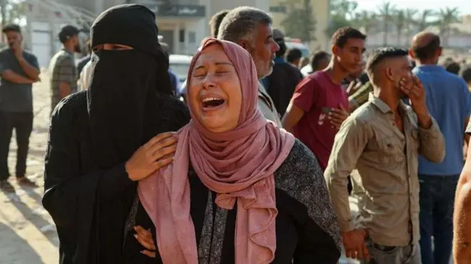 Mujeres llorando en Gaza