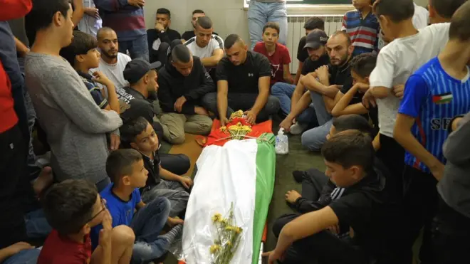 فلسطينيون يشاركون في تشييع محمود سيف الذي قتل برصاص الجيش الإسرائيلي في الضفة الغربية.
