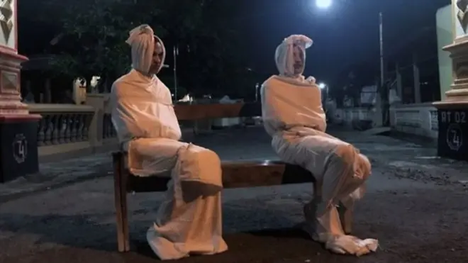 watu wawili waliojitolea kuvalia mavazi ya kushtua